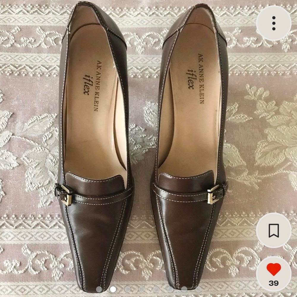AK Ann Klein Brown Leather kitten heels